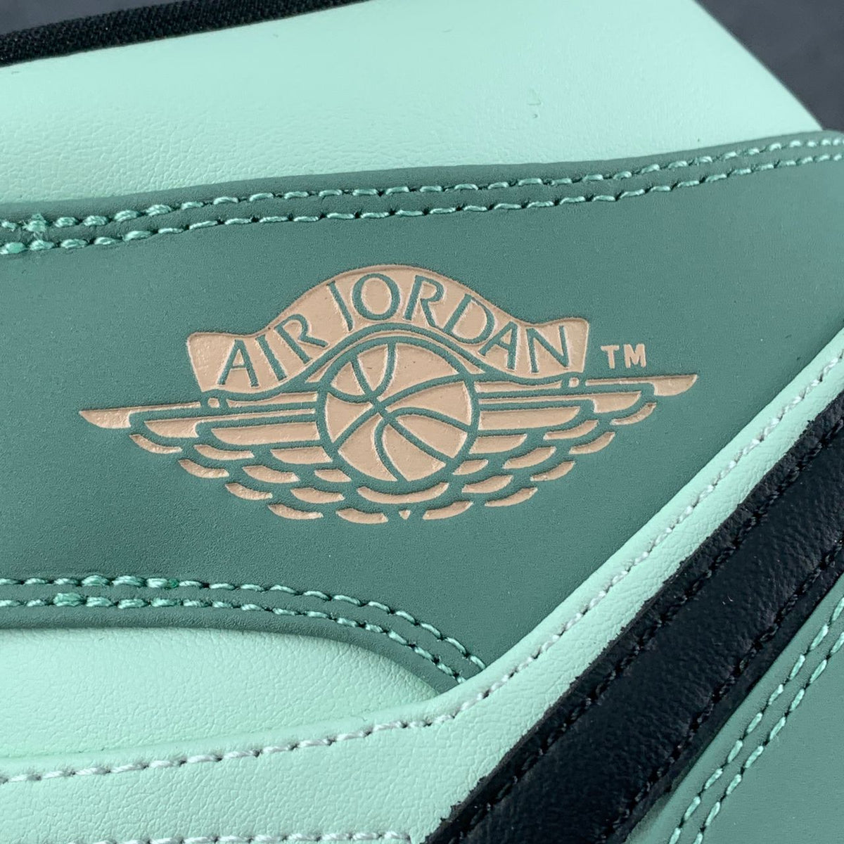Wmns Air Jordan 1 Mid SE 'Dutch Green'